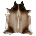 Bruine koeienhuid, ongeveer 210 × 190 cm, van bovenaf gezien: precies de huid die je ontvangt