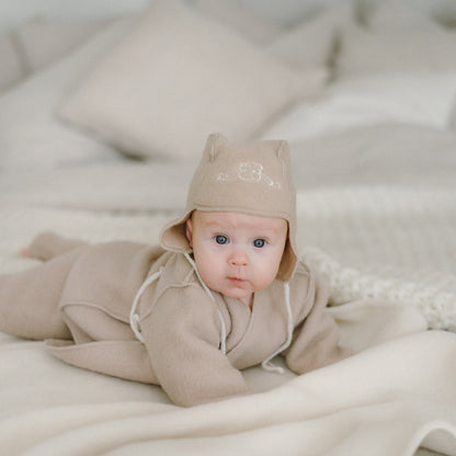 Babymutsje "Schaap" met borduursel; beige
