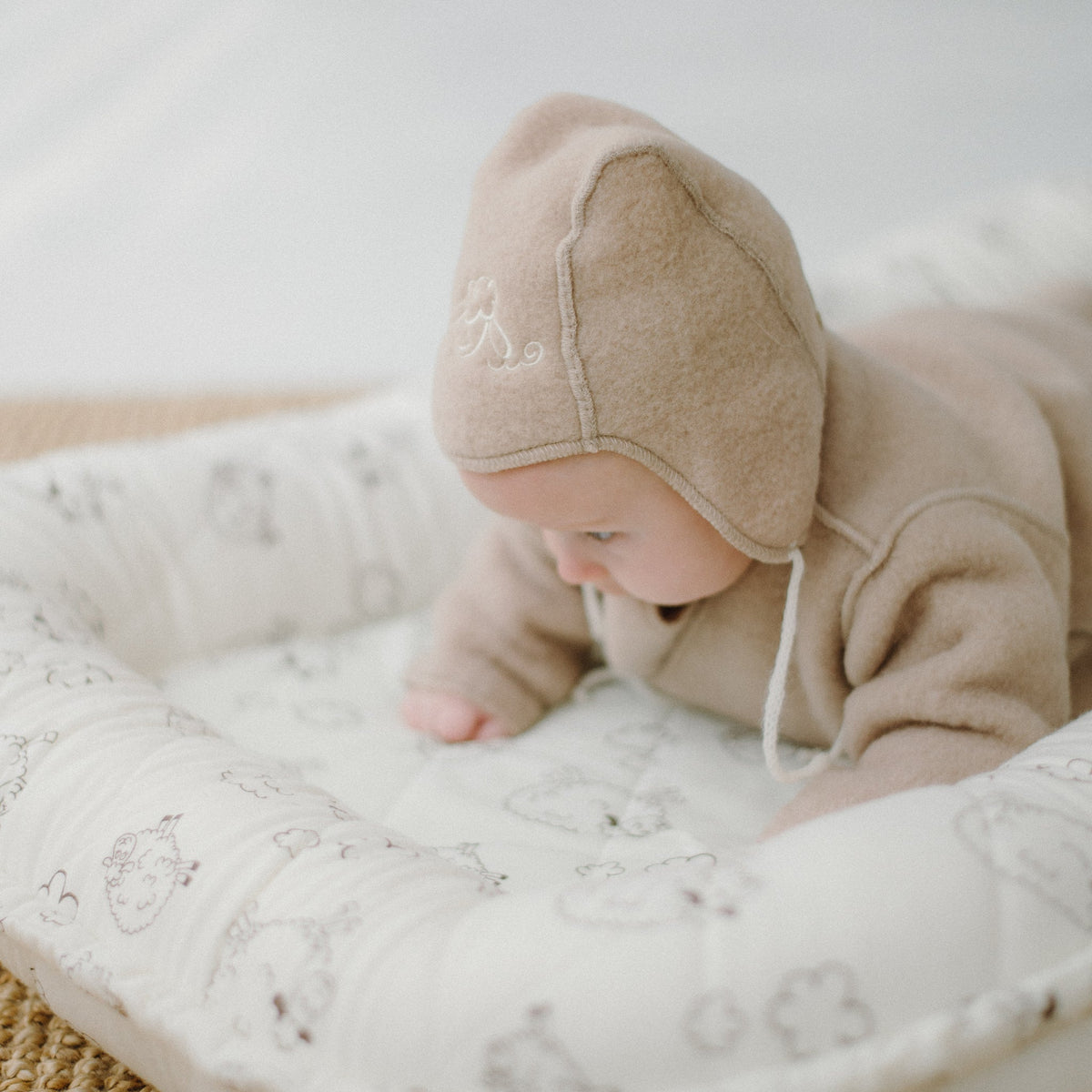 Babymutsje "Schaap" met borduursel; beige