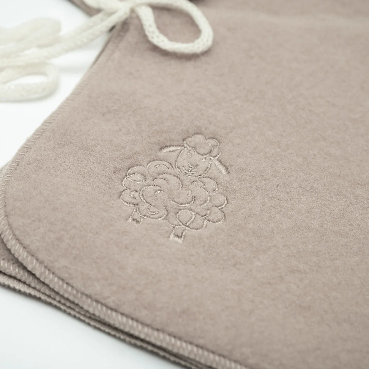 Babyjasje "Schaap" met borduursel; beige