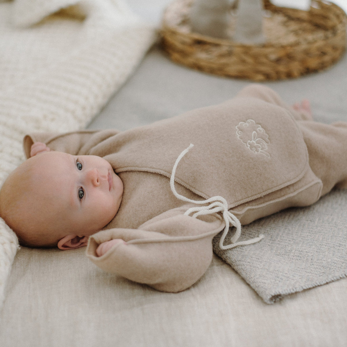 Babyjasje "Schaap" met borduursel; beige