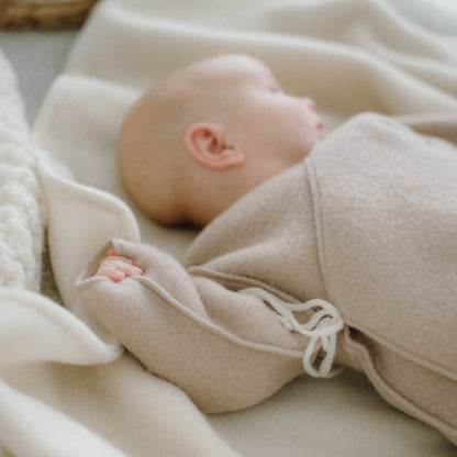 Babyjasje "Schaap" met borduursel; beige